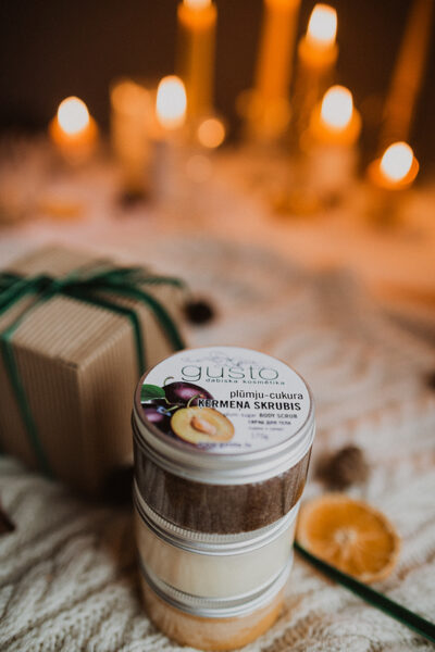 Plum-sugar body scrub